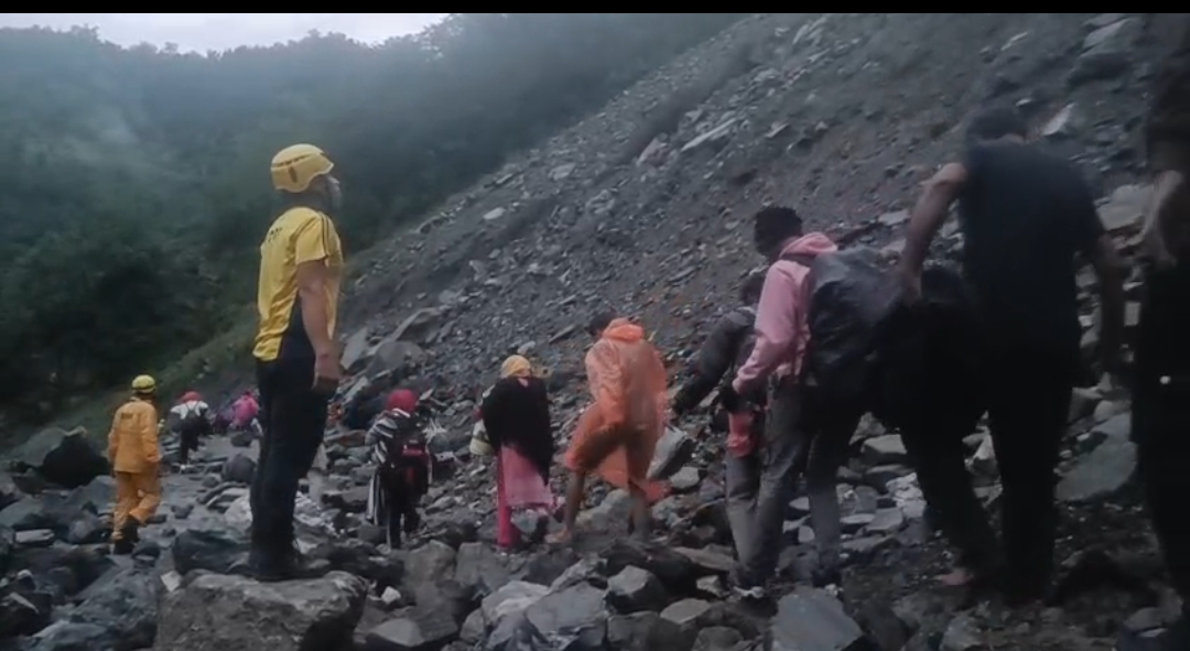 एसडीआरएफ जवान सोनप्रयाग में फंसे श्रद्धालुओं को निकालते हुए। एसडीआरएफ जवान सोनप्रयाग में फंसे श्रद्धालुओं को निकालते हुए।