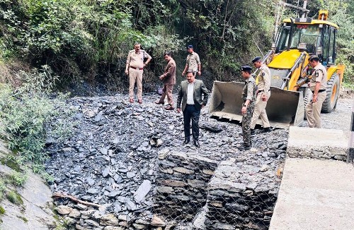 उपायुक्त ठियोग उपमंडल में मानसून की तैयारियों का जायजा लेते हुए उपायुक्त ठियोग उपमंडल में मानसून की तैयारियों का जायजा लेते हुए