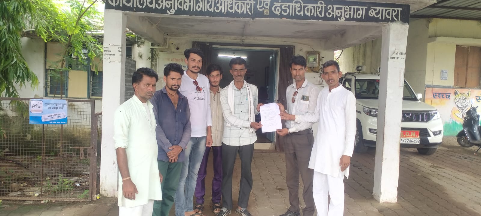 ग्रामीणों ने एसडीएम को सौंपा ज्ञापन
