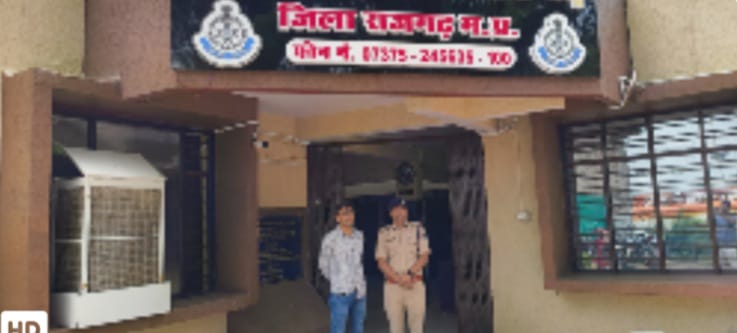 बीमा पाॅलिसी पेश करने वाला बस मालिक गिरफ्तार बीमा पाॅलिसी पेश करने वाला बस मालिक गिरफ्तार