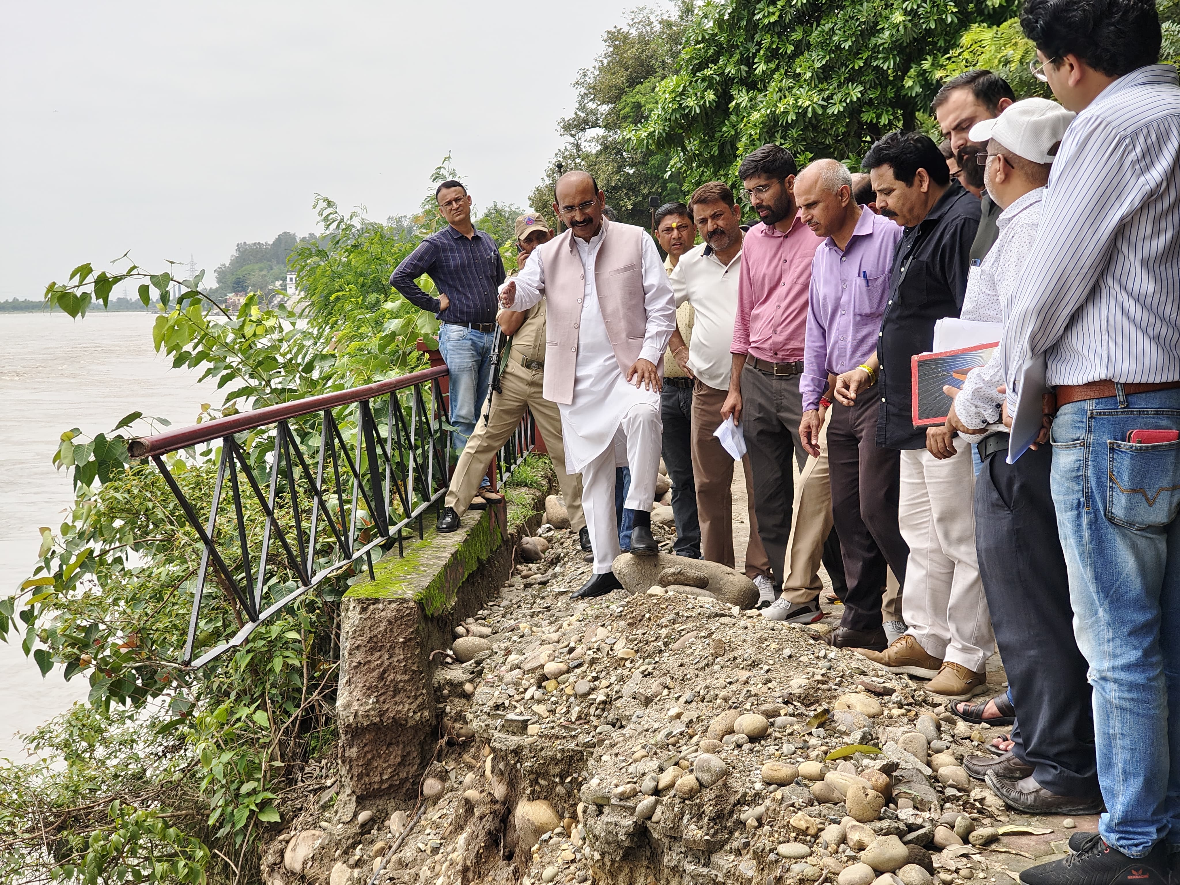 विधायक मोहन लाल का अखनूर दौरा, मानसूनी नुकसान का जायजा, विकास कार्यों में तेजी के निर्देश विधायक मोहन लाल का अखनूर दौरा, मानसूनी नुकसान का जायजा, विकास कार्यों में तेजी के निर्देश