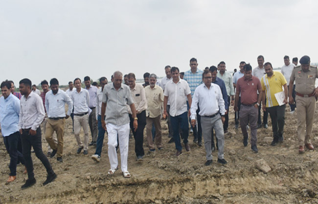 सोनीपत: उपायुक्त सुशील सारवान गुरुवार को यमुना क्षेत्र का दौरा कर निरीक्षण करते हुए सोनीपत: उपायुक्त सुशील सारवान गुरुवार को यमुना क्षेत्र का दौरा कर निरीक्षण करते हुए