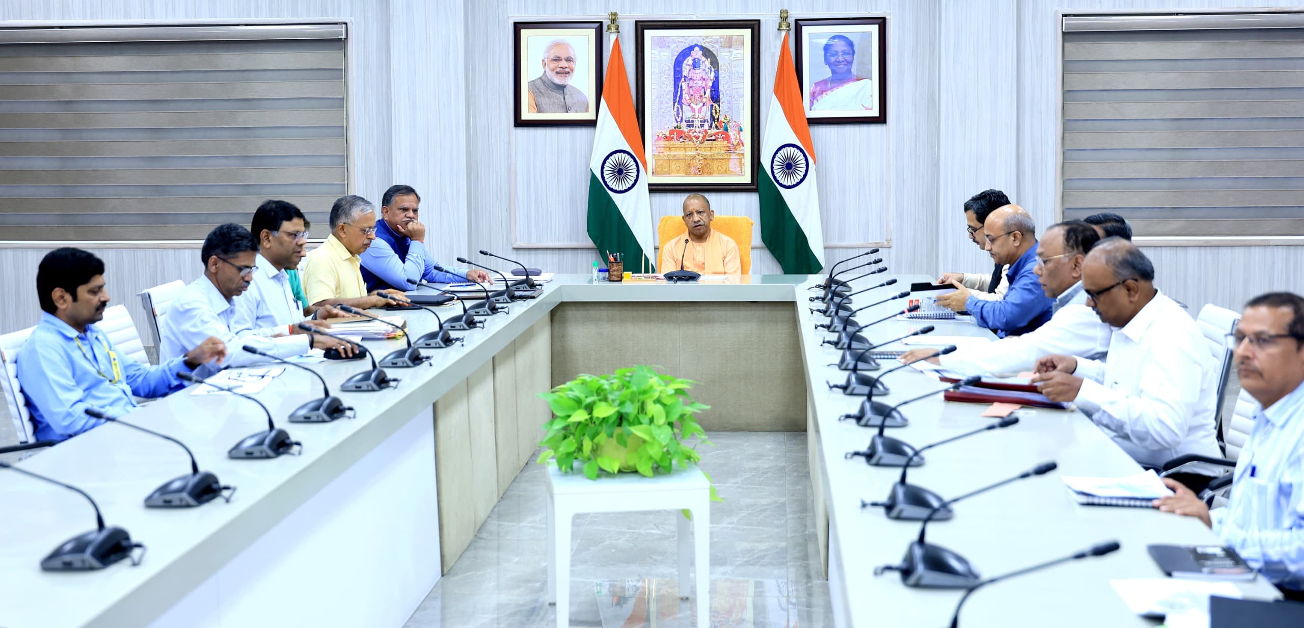 आउटसोर्सिंग के संबंध में बैठक करते मुख्यमंत्री योगी आउटसोर्सिंग के संबंध में बैठक करते मुख्यमंत्री योगी