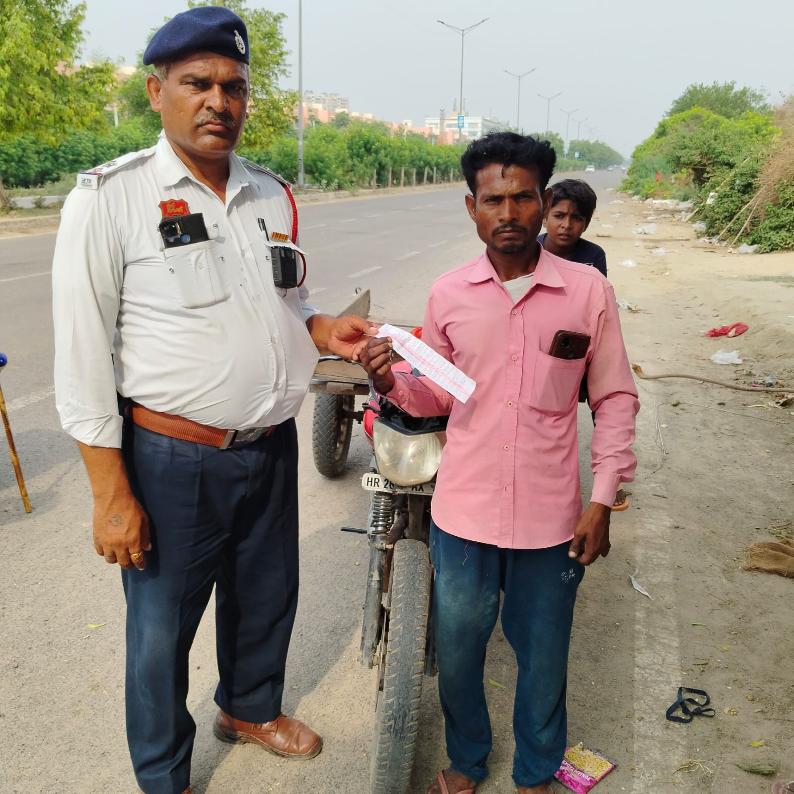 वाहनों के चालान करते ट्रैफिक पुलिस कर्मचारी वाहनों के चालान करते ट्रैफिक पुलिस कर्मचारी