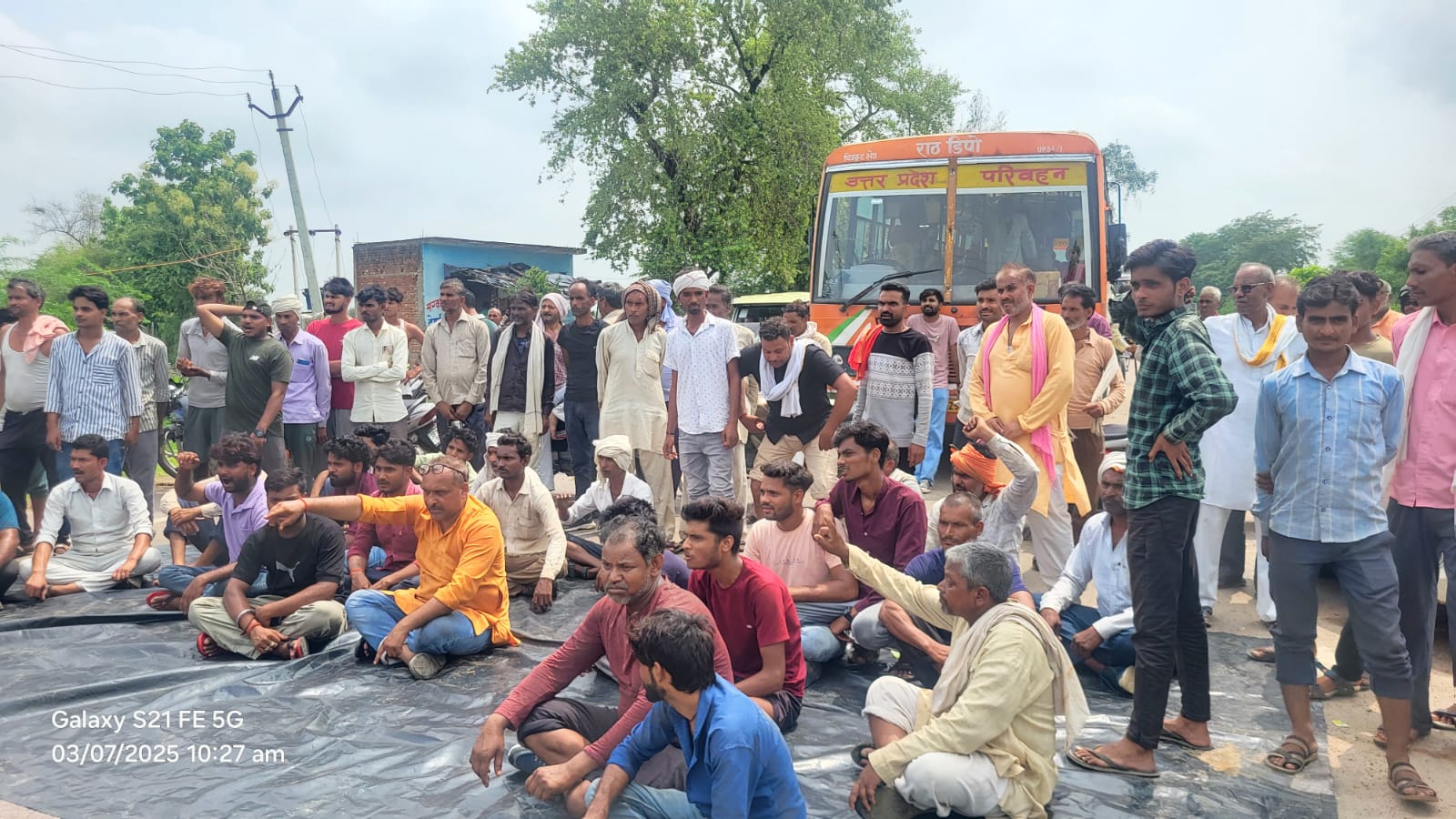 मौदहा डैम में मिला लैब टैक्नीशियन का शव, परिजनों ने किया रोड जाम मौदहा डैम में मिला लैब टैक्नीशियन का शव, परिजनों ने किया रोड जाम