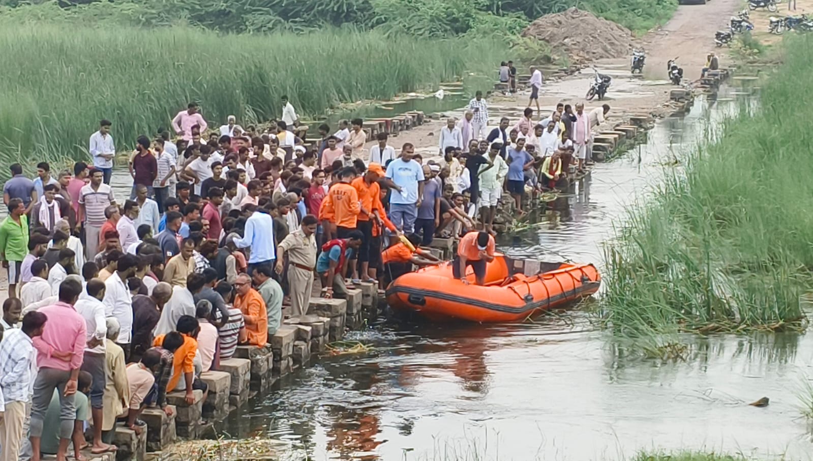 मौदहा डैम में मिला लैब टैक्नीशियन का शव, परिजनों ने किया रोड जाम मौदहा डैम में मिला लैब टैक्नीशियन का शव, परिजनों ने किया रोड जाम
