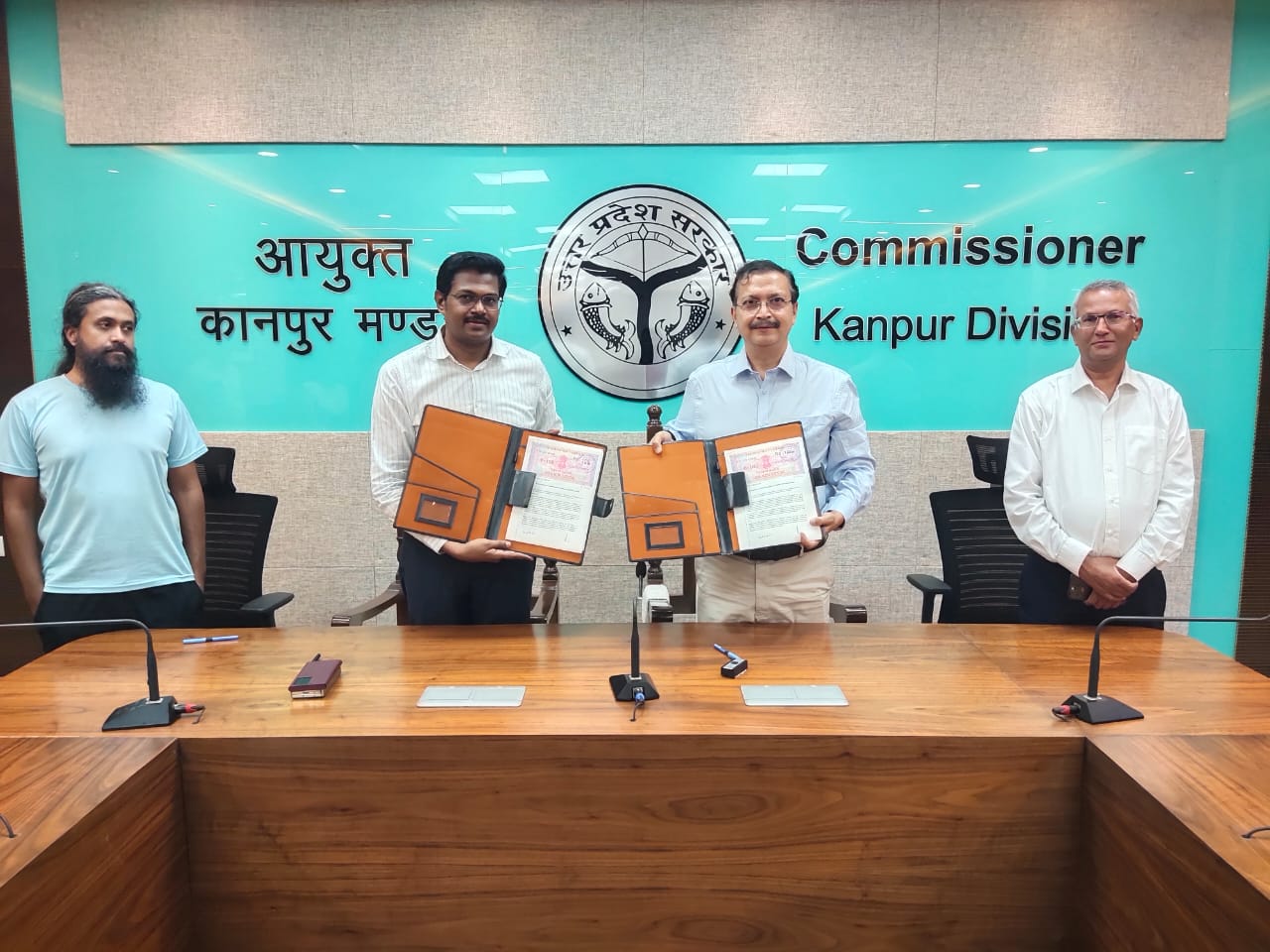 एमओयू साइन करने के दौरान लिया गया छाया चित्र एमओयू साइन करने के दौरान लिया गया छाया चित्र