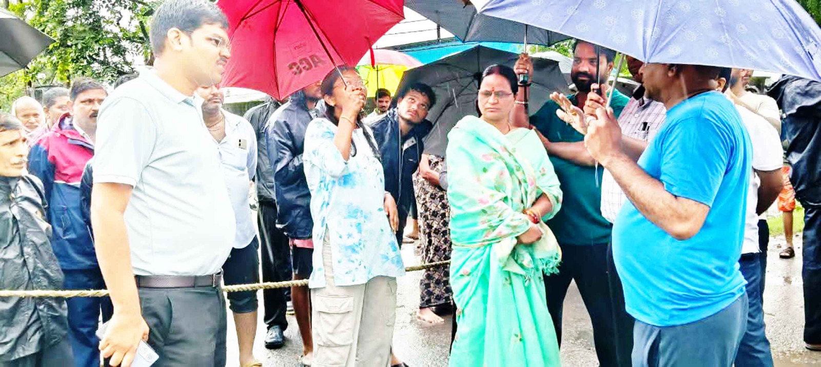 कोरबा : नागरिकों की सूचना पर महापौर पहुंची रिंग रोड बालको, बस्ती में जल भराव की स्थिति थी गंभीर, तत्काल करवाई जल की निकासी कोरबा : नागरिकों की सूचना पर महापौर पहुंची रिंग रोड बालको, बस्ती में जल भराव की स्थिति थी गंभीर, तत्काल करवाई जल की निकासी