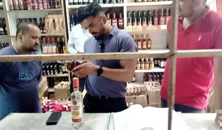 शराब की दुकानों में छापेमारी करते एसडीएम नवाजिश खालिक। शराब की दुकानों में छापेमारी करते एसडीएम नवाजिश खालिक।