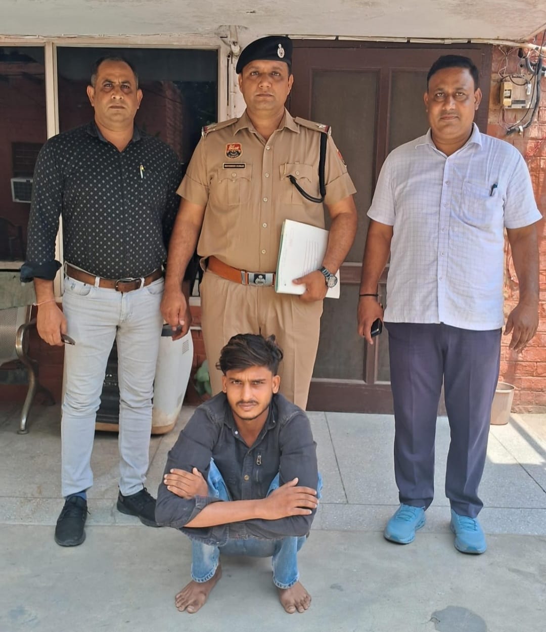पुलिस ग्राफ्ट में मादक पदार्थ बेचने वाला तस्कर पुलिस ग्राफ्ट में मादक पदार्थ बेचने वाला तस्कर