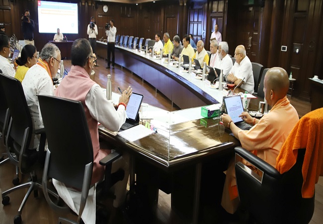 कैबिनेट बैठक करते सीएम योगी कैबिनेट बैठक करते सीएम योगी