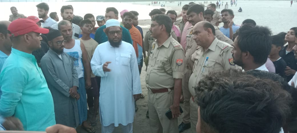 चील्ह गांव स्थित गंगा घाट पर पुलिस और ग्रामीणों की भीड़। चील्ह गांव स्थित गंगा घाट पर पुलिस और ग्रामीणों की भीड़।