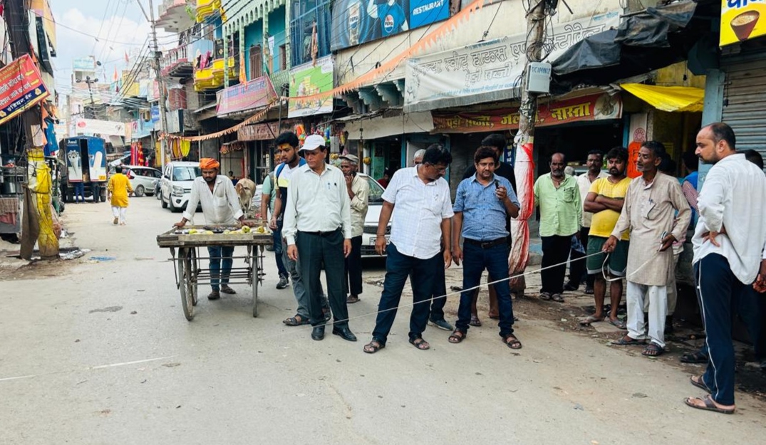 बावली चौराहा पर पैमाइश करते पीडब्लूडी अभियंता। बावली चौराहा पर पैमाइश करते पीडब्लूडी अभियंता।