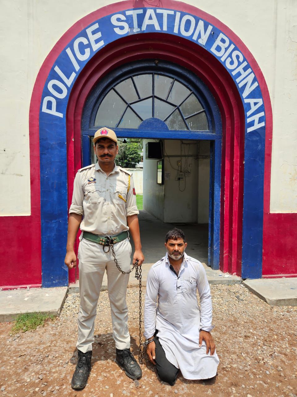 पुलिस स्टेशन बिश्नाह, जम्मू ने एक ड्रग तस्कर को किया गिरफ्तार पुलिस स्टेशन बिश्नाह, जम्मू ने एक ड्रग तस्कर को किया गिरफ्तार
