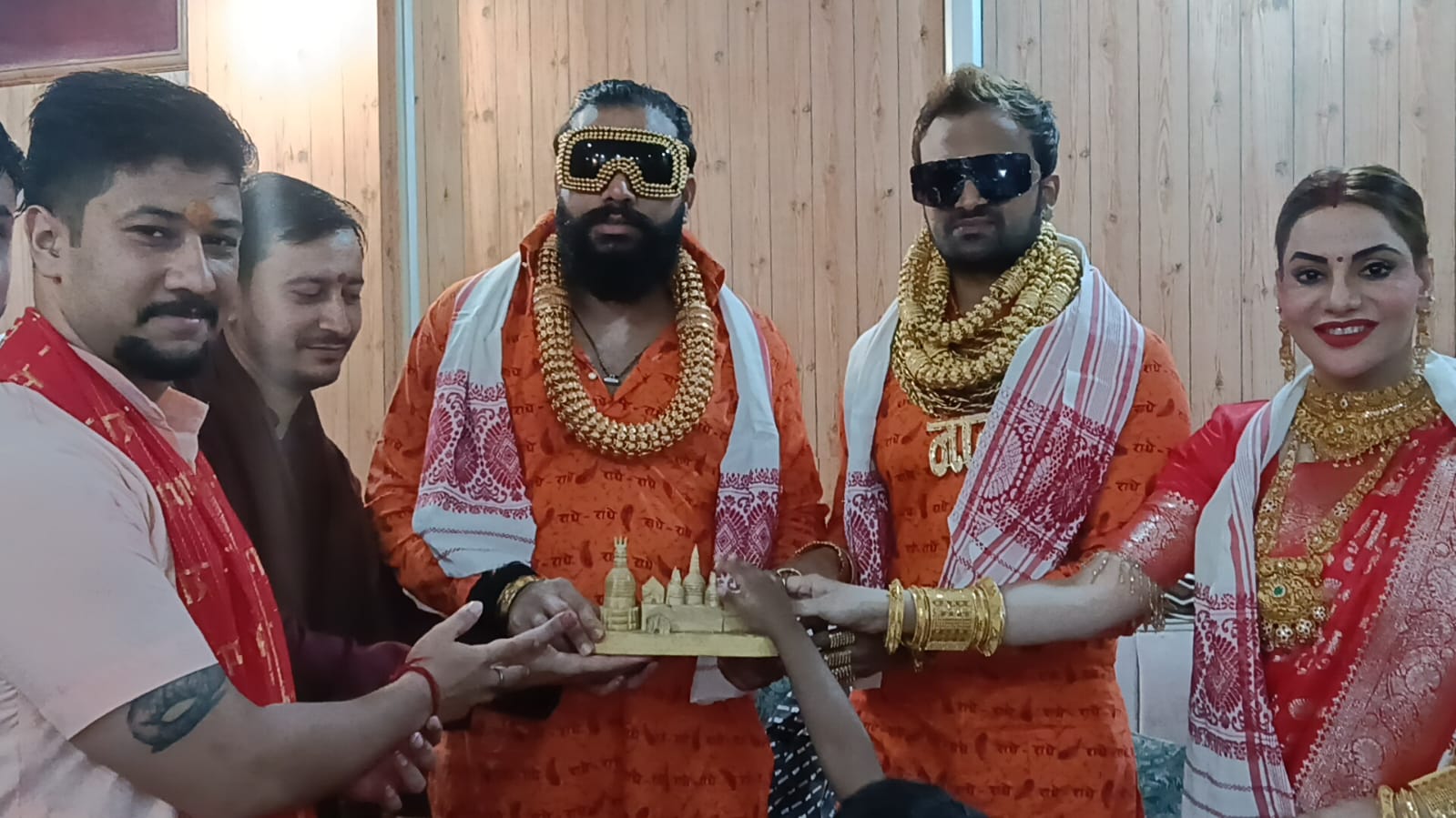महाराष्ट्र के 'स्वर्ण पुरुषों' पहुँचे कामाख्या धाम,लिए मा की आशीर्वाद। महाराष्ट्र के 'स्वर्ण पुरुषों' पहुँचे कामाख्या धाम,लिए मा की आशीर्वाद।