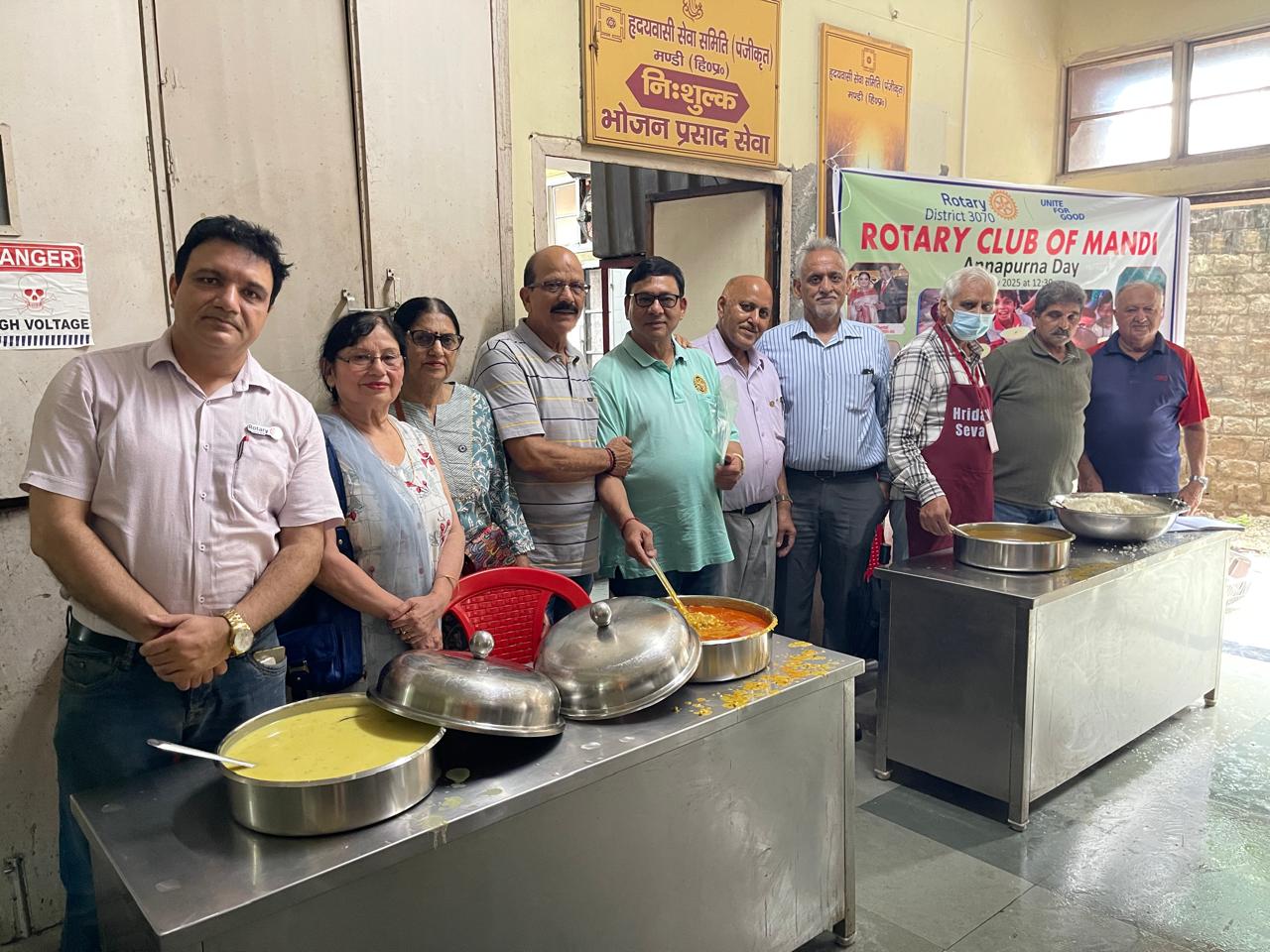 भोजन सेवा में सहयोग करते हुए रोटरी क्लब आफ मंडी के पदाधिकारी व सदस्य। भोजन सेवा में सहयोग करते हुए रोटरी क्लब आफ मंडी के पदाधिकारी व सदस्य।
