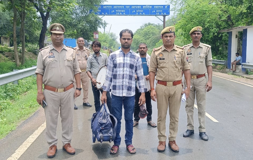 आरोपी को जिला बदर करती पुलिस टीम आरोपी को जिला बदर करती पुलिस टीम