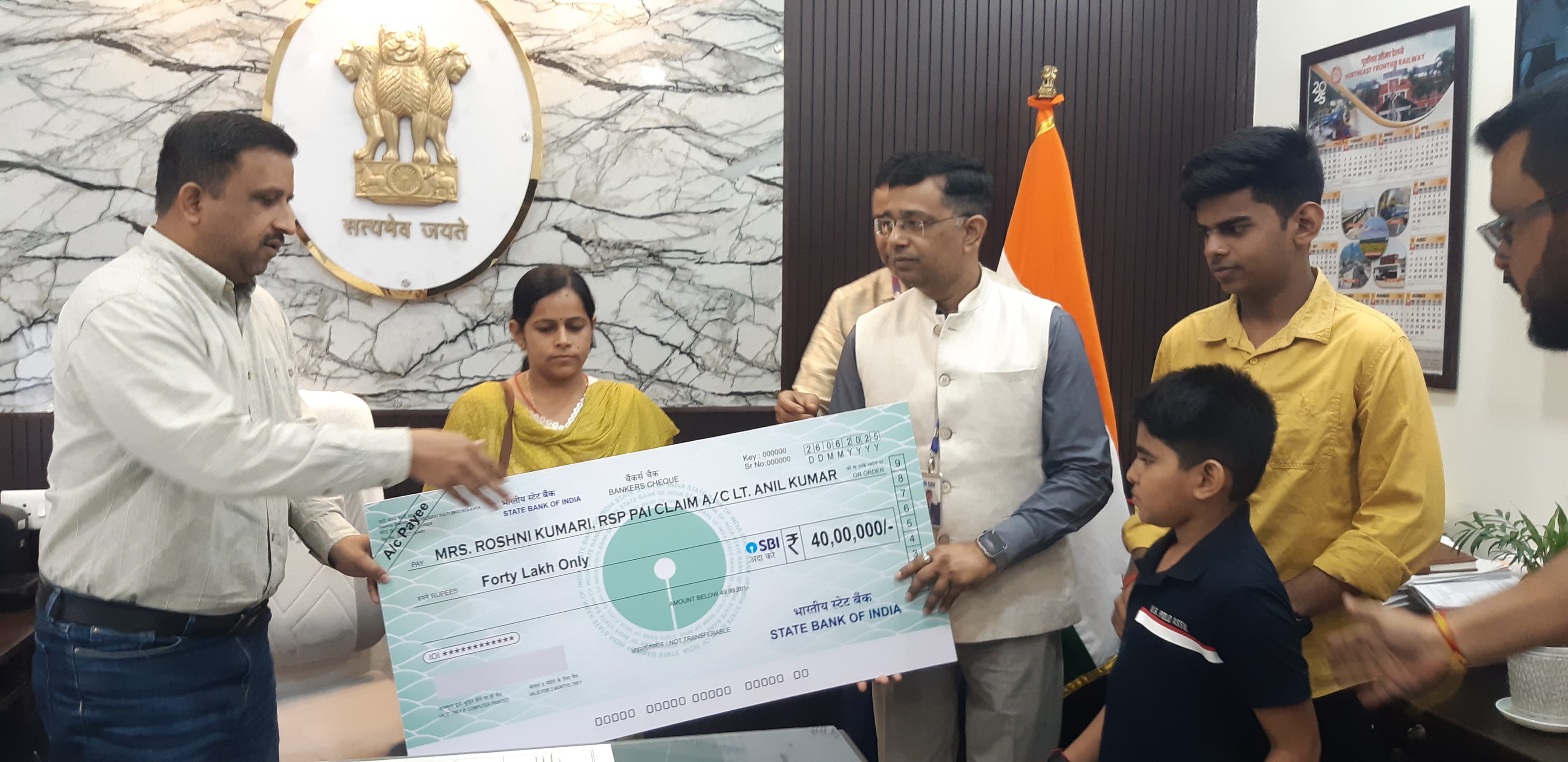 मृतक रेलवे कर्मचारी के परिवार को 40 लाख रुपए का मुआवजा सौंपते हुए एडीआरएम और सिलीगुड़ी क्षेत्रीय प्रबंधक एसबीआई मृतक रेलवे कर्मचारी के परिवार को 40 लाख रुपए का मुआवजा सौंपते हुए एडीआरएम और सिलीगुड़ी क्षेत्रीय प्रबंधक एसबीआई