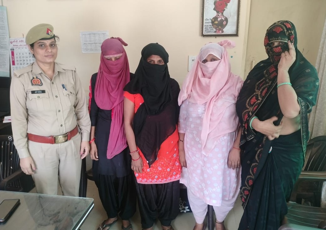 नवाबगंज पुलिस की कार्रवाई के दौरान हिरासत में ली गई महिलाएं और युवक नवाबगंज पुलिस की कार्रवाई के दौरान हिरासत में ली गई महिलाएं और युवक