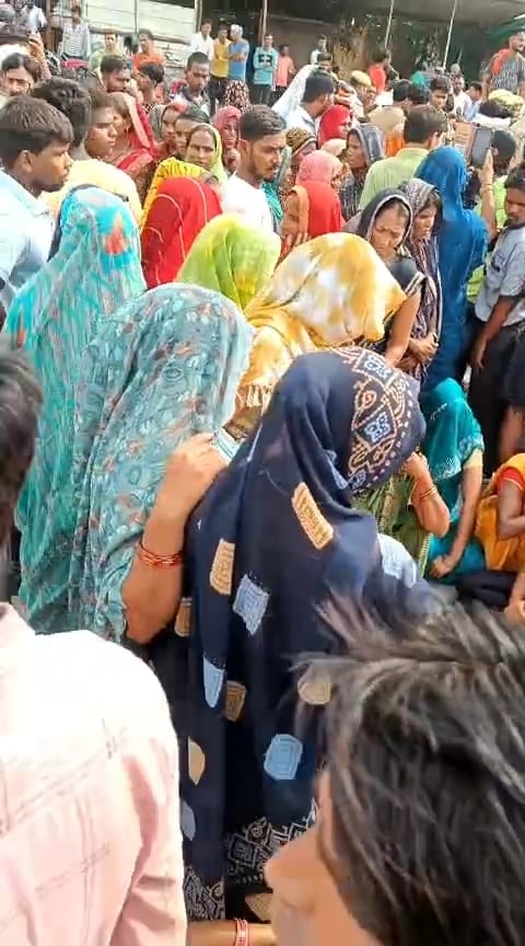 हाइवे पर छात्रा का शव रख चक्काजाम लगाए परिजन और ग्रामीण हाइवे पर छात्रा का शव रख चक्काजाम लगाए परिजन और ग्रामीण
