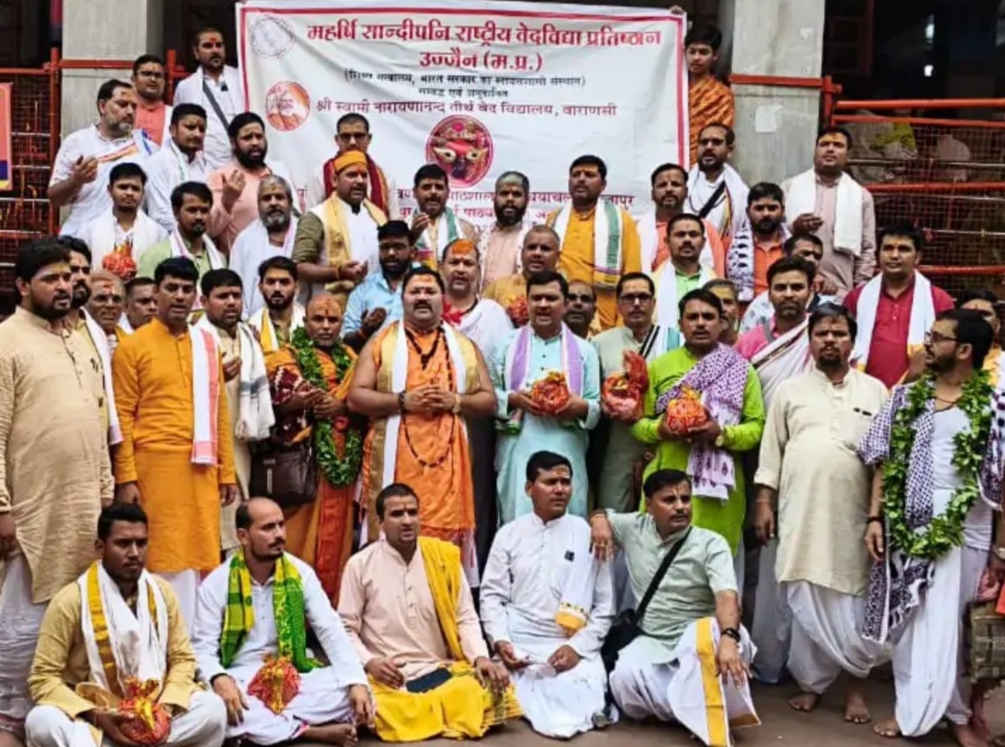 महर्षि संदीपनी राष्ट्रीय वेद विद्या प्रतिष्ठान के आह्वान पर देशभर से आए वेदपाठी ब्राह्मण। महर्षि संदीपनी राष्ट्रीय वेद विद्या प्रतिष्ठान के आह्वान पर देशभर से आए वेदपाठी ब्राह्मण।