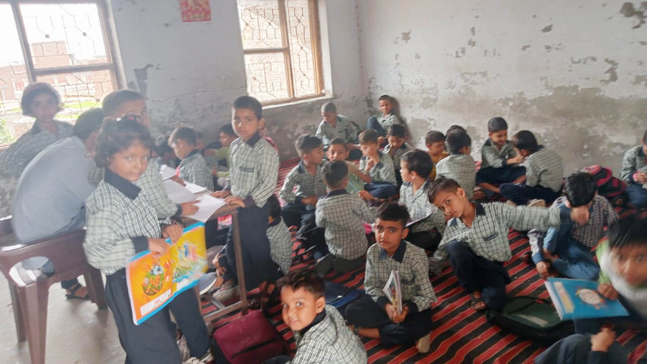 संडील गांव स्थित निजी स्कूल में दिखाई देते पढते बच्चे। संडील गांव स्थित निजी स्कूल में दिखाई देते पढते बच्चे।