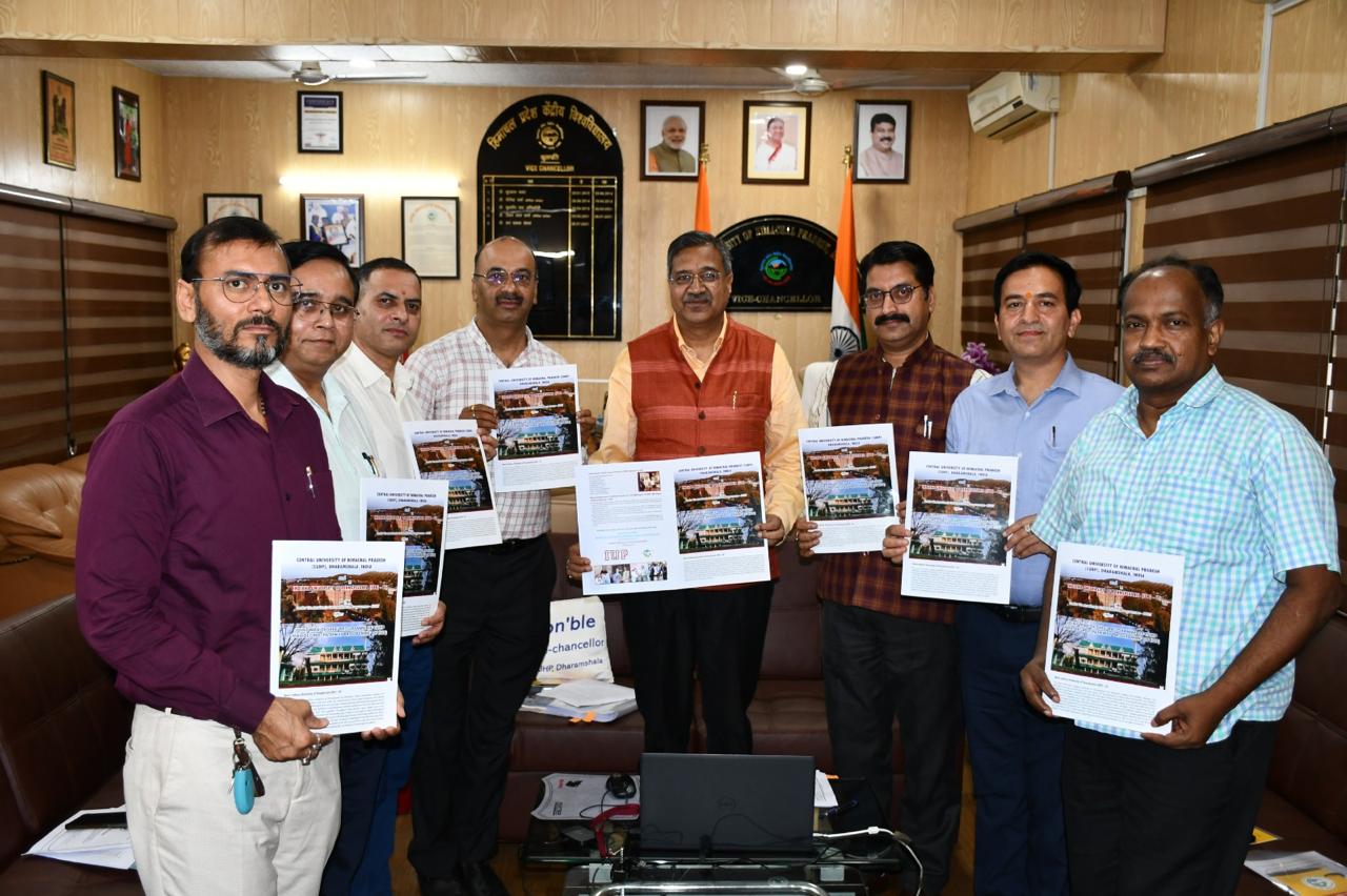 ब्राऊशर जारी करते हुए कुलपति और अन्य अधिकारी। ब्राऊशर जारी करते हुए कुलपति और अन्य अधिकारी।