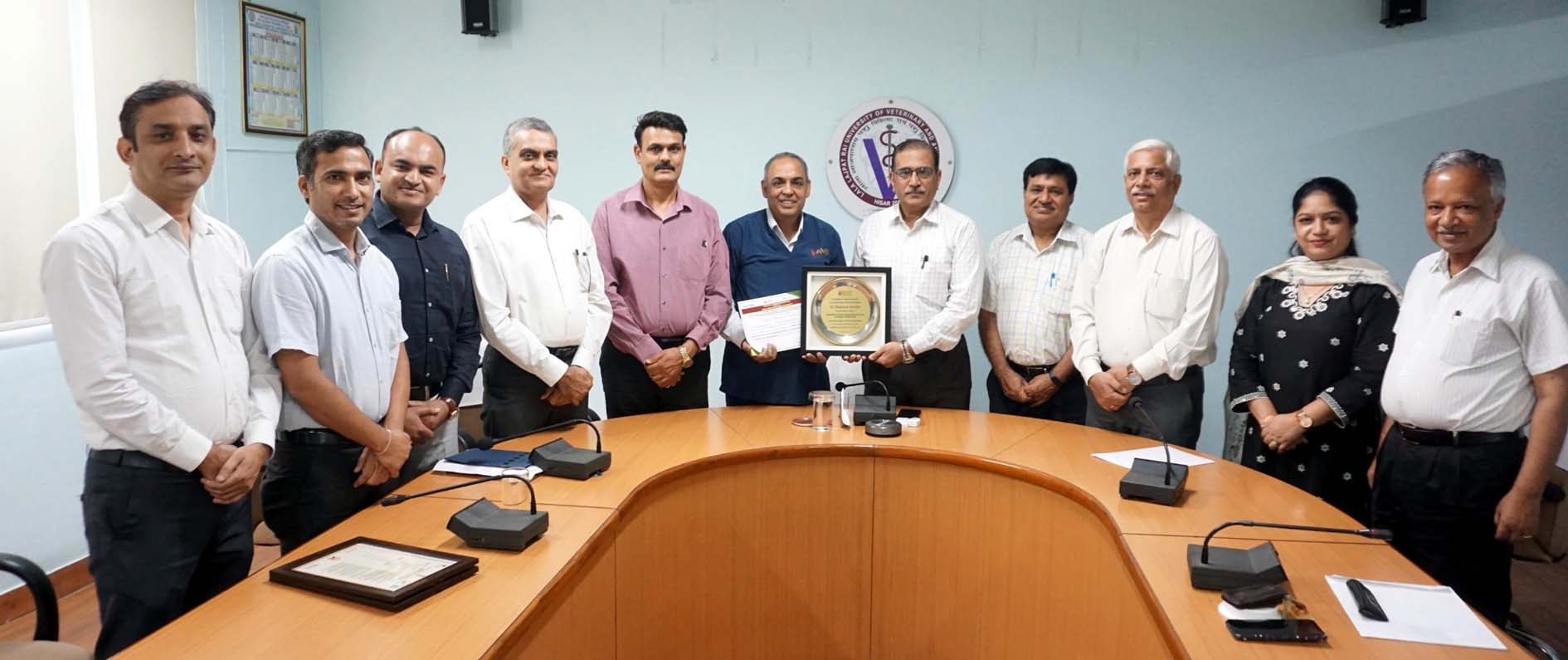 अवार्ड मिलने के बाद डॉ. नीलेश सिंधु को सम्मानित करते कुलपति प्रो. नरेश जिंदल एवं अन्य। अवार्ड मिलने के बाद डॉ. नीलेश सिंधु को सम्मानित करते कुलपति प्रो. नरेश जिंदल एवं अन्य।