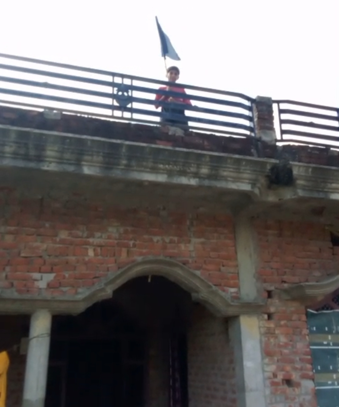 ब्राम्हण समाज के घर पर लगा काला झंडा ब्राम्हण समाज के घर पर लगा काला झंडा