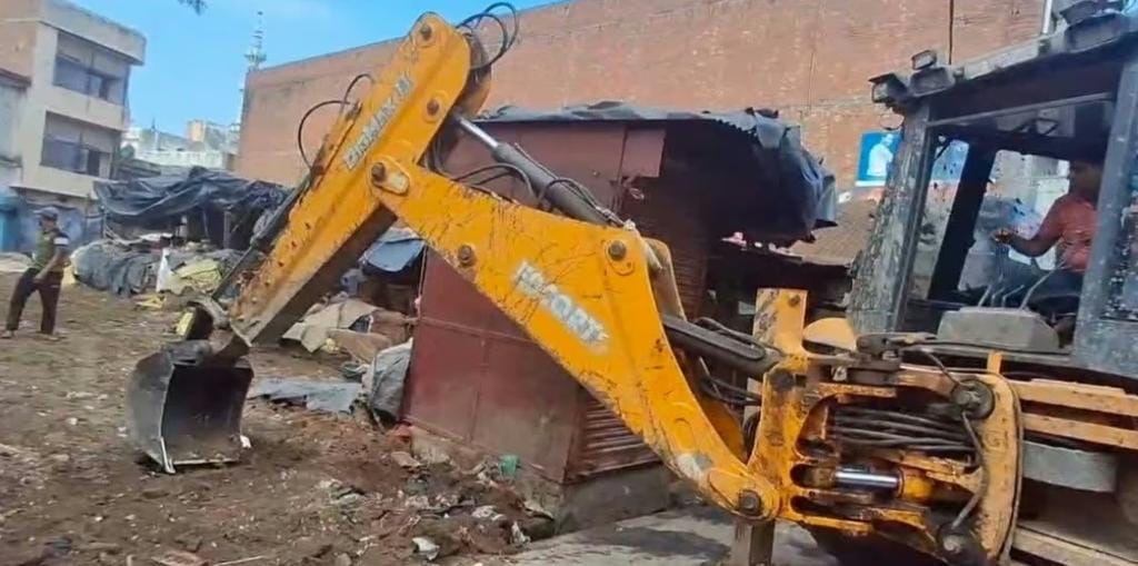 संभल की सब्जी मंडी में दुकानों को ध्वस्त करती जेसीबी। संभल की सब्जी मंडी में दुकानों को ध्वस्त करती जेसीबी।