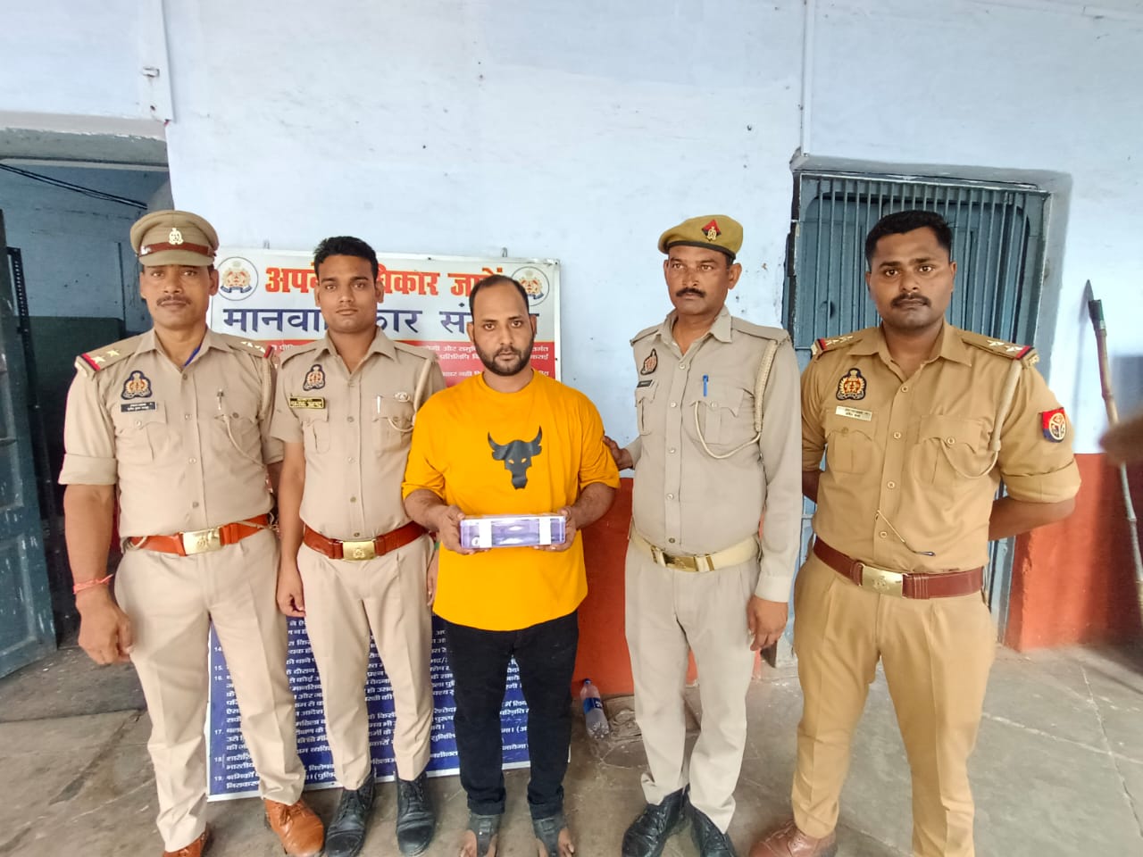 पुलिस की गिरफ्त में आरोपित हिस्ट्रीशीटर अकील खिचड़ी पुलिस की गिरफ्त में आरोपित हिस्ट्रीशीटर अकील खिचड़ी