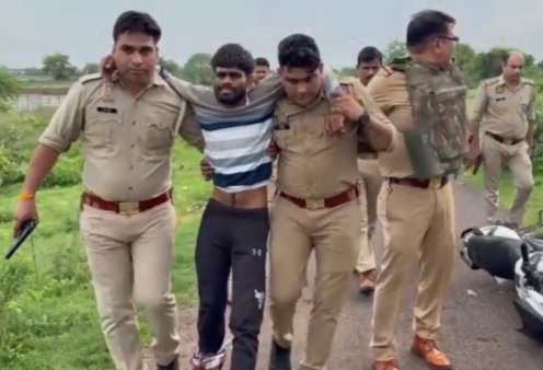घायल बदमाश को हॉस्पिटल ले जाते पुलिस कर्मी घायल बदमाश को हॉस्पिटल ले जाते पुलिस कर्मी