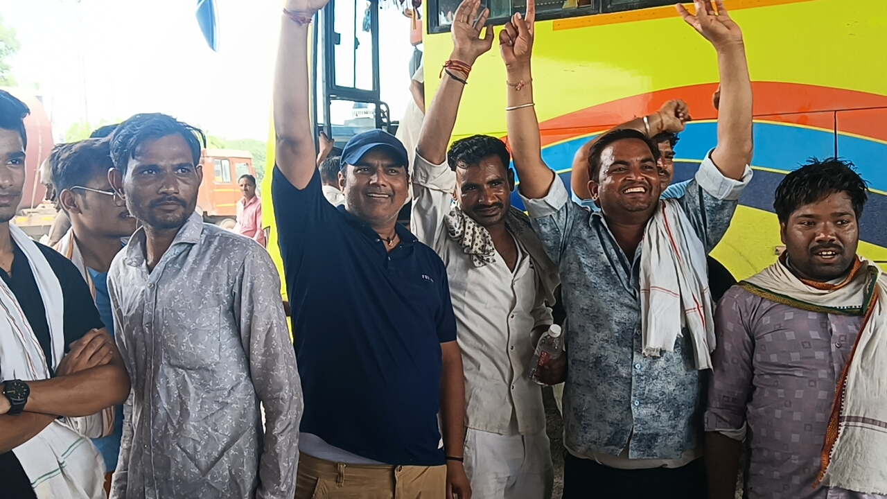 कानपुर जिला प्रशासन की की ओर मिली मदद के बाद बस यात्रियों में दौड़ी खुशी की लहर कानपुर जिला प्रशासन की की ओर मिली मदद के बाद बस यात्रियों में दौड़ी खुशी की लहर