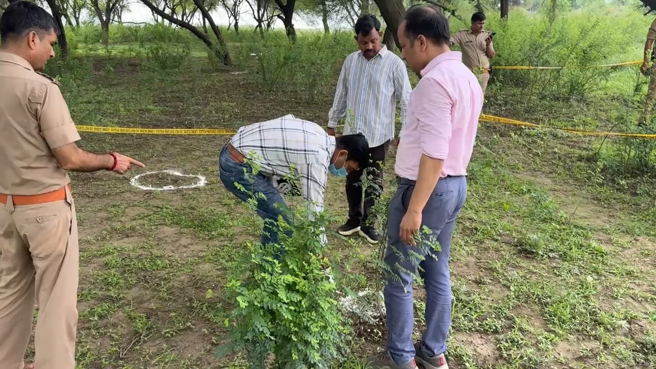 मुठभेड़ स्थल पर पुलिस टीम मुठभेड़ स्थल पर पुलिस टीम