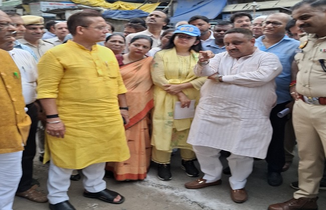 अपने संसदीय क्षेत्र चांदनी चौक का दौरा करते सांसद प्रवीन खंडेलवाल अपने संसदीय क्षेत्र चांदनी चौक का दौरा करते सांसद प्रवीन खंडेलवाल