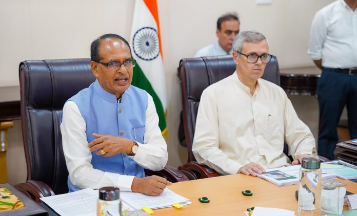 केंद्र कश्मीर में बागवानों को रोग प्रतिरोधी पौधे उपलब्ध कराने के लिए स्वच्छ पौध सुविधा केंद्र स्थापित करेगा-केंद्रीय कृषि मंत्री केंद्र कश्मीर में बागवानों को रोग प्रतिरोधी पौधे उपलब्ध कराने के लिए स्वच्छ पौध सुविधा केंद्र स्थापित करेगा-केंद्रीय कृषि मंत्री
