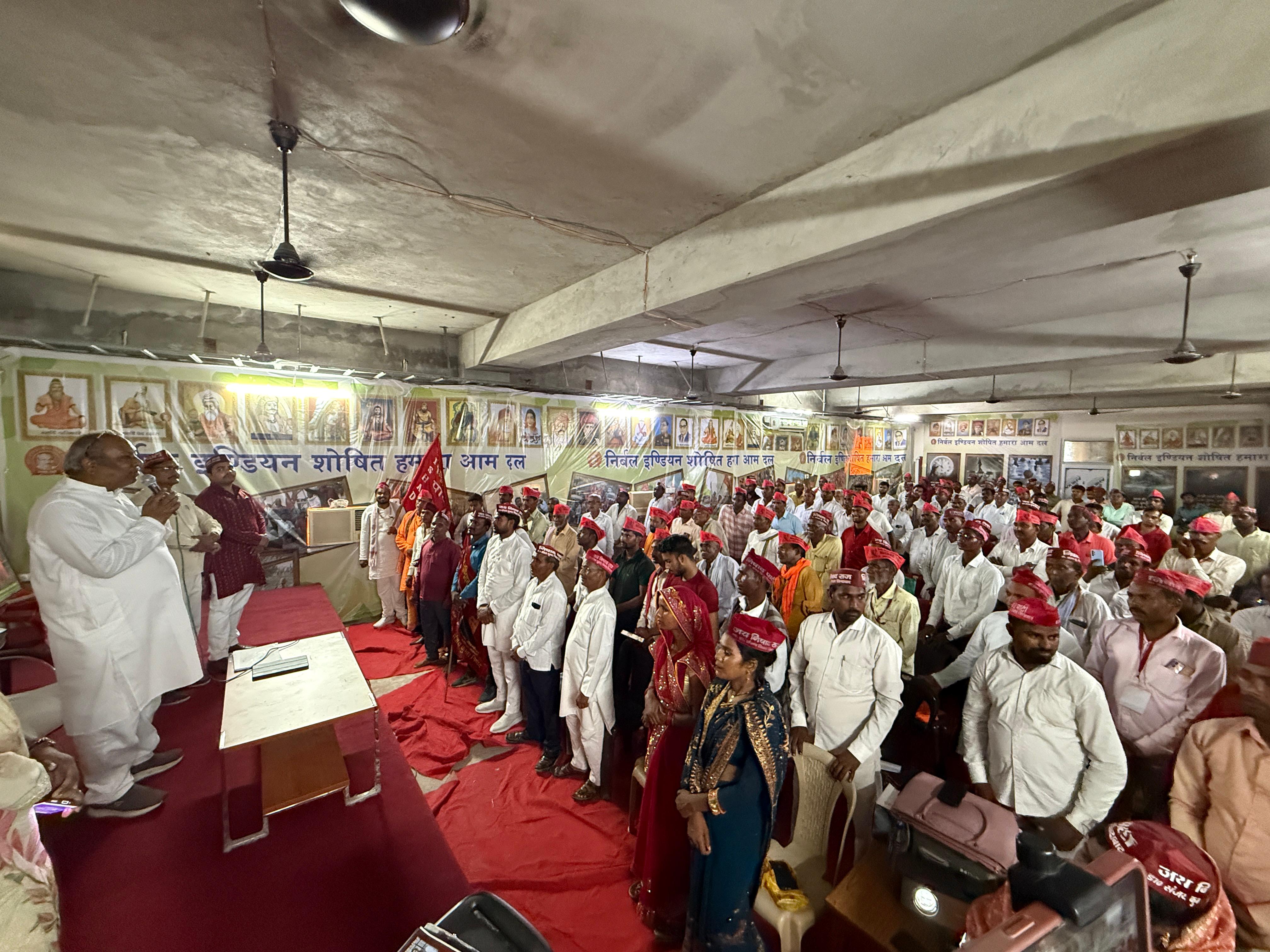 कैबिनेट मंत्री डॉ. संजय कुमार निषाद बाेलते हुए एवं उपस्थित पदाधिकारीगण। कैबिनेट मंत्री डॉ. संजय कुमार निषाद बाेलते हुए एवं उपस्थित पदाधिकारीगण।