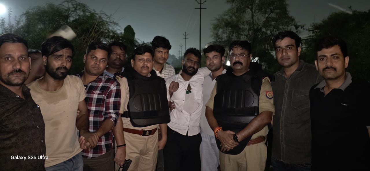 पुलिस की गिरफ्त में आरोपित पुलिस की गिरफ्त में आरोपित