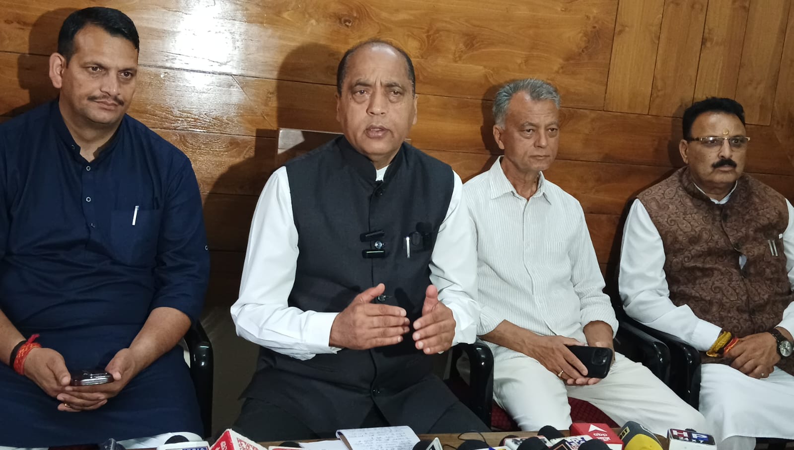 मंडी में पत्रकारों से बात करते हुए जयराम ठाकुर। मंडी में पत्रकारों से बात करते हुए जयराम ठाकुर।