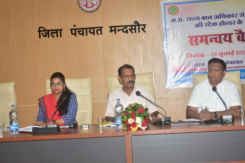स्कूलों में बच्चों से संबंधित सभी हेल्पलाइन नंबर चस्पा करें : सदस्य डॉ. निवेदिता शर्मा स्कूलों में बच्चों से संबंधित सभी हेल्पलाइन नंबर चस्पा करें : सदस्य डॉ. निवेदिता शर्मा