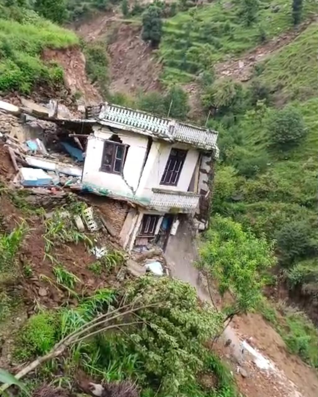 जमीन धंसने से ढहता हुआ टहल दास का पक्का मकान। जमीन धंसने से ढहता हुआ टहल दास का पक्का मकान।