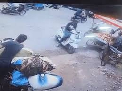 तेज रफ्तार बोलेरो वाहन ने सड़क किनारे खड़े दोपहिया वाहन को मारी जोरदार टक्कर तेज रफ्तार बोलेरो वाहन ने सड़क किनारे खड़े दोपहिया वाहन को मारी जोरदार टक्कर