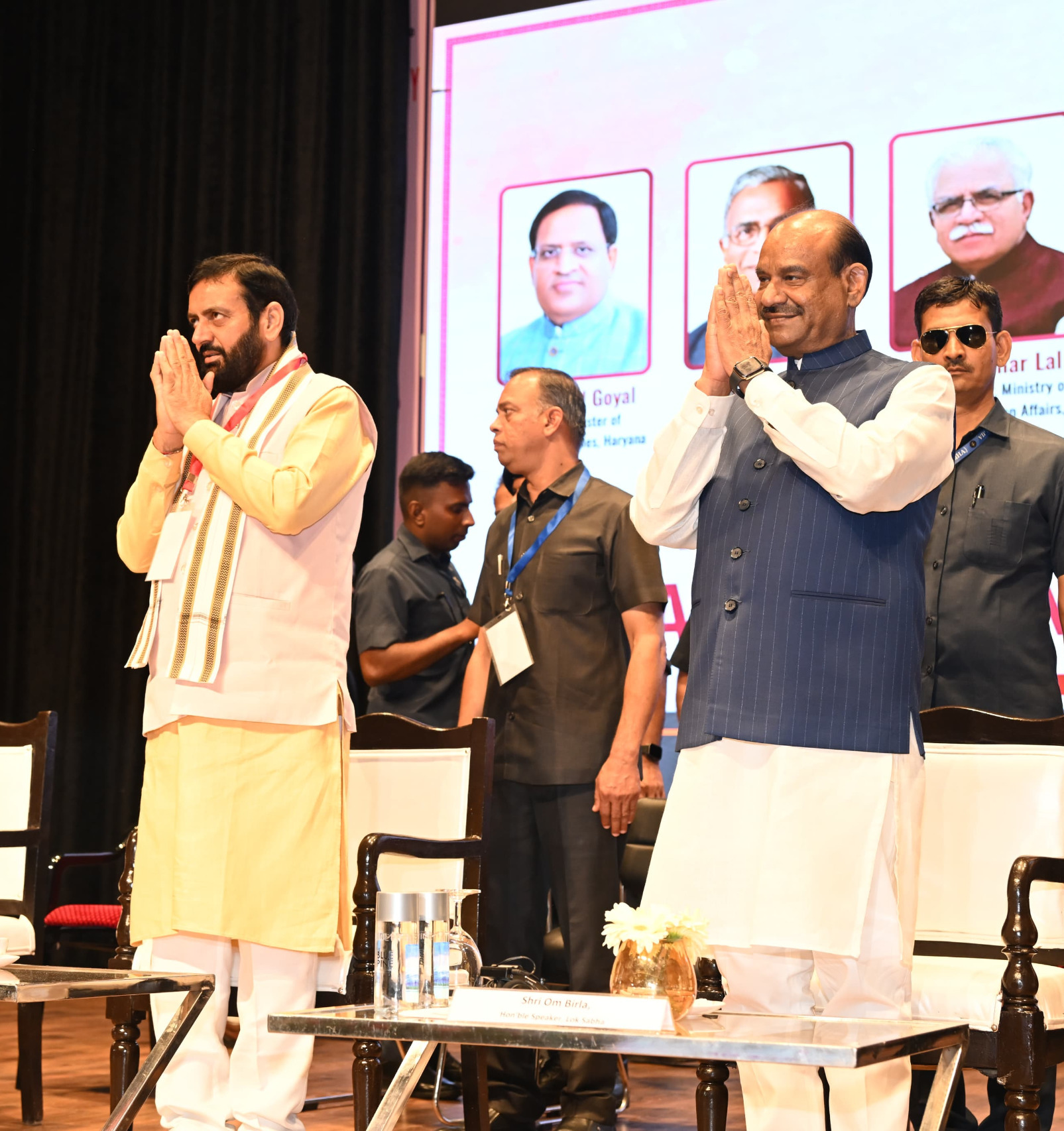 राष्ट्रीय शहरी निकाय सम्मेलन में उपस्थित लोकसभा अध्यक्ष ओम बिरला, और मुख्यमंत्री नायब सिंह सैनी राष्ट्रीय शहरी निकाय सम्मेलन में उपस्थित लोकसभा अध्यक्ष ओम बिरला, और मुख्यमंत्री नायब सिंह सैनी