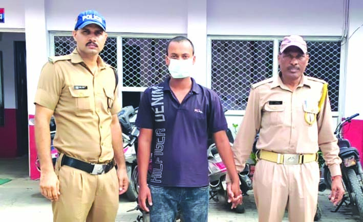 पुलिस गिरफ्त में आरोपित पुलिस गिरफ्त में आरोपित