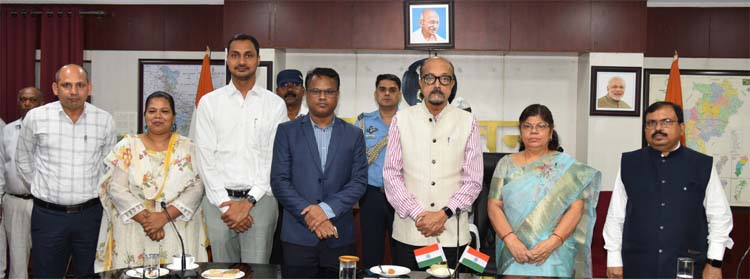 राज्यपाल रमेन डेका स्थानांतरित कर्मचारियाें काे विदाई देते हुए राज्यपाल रमेन डेका स्थानांतरित कर्मचारियाें काे विदाई देते हुए