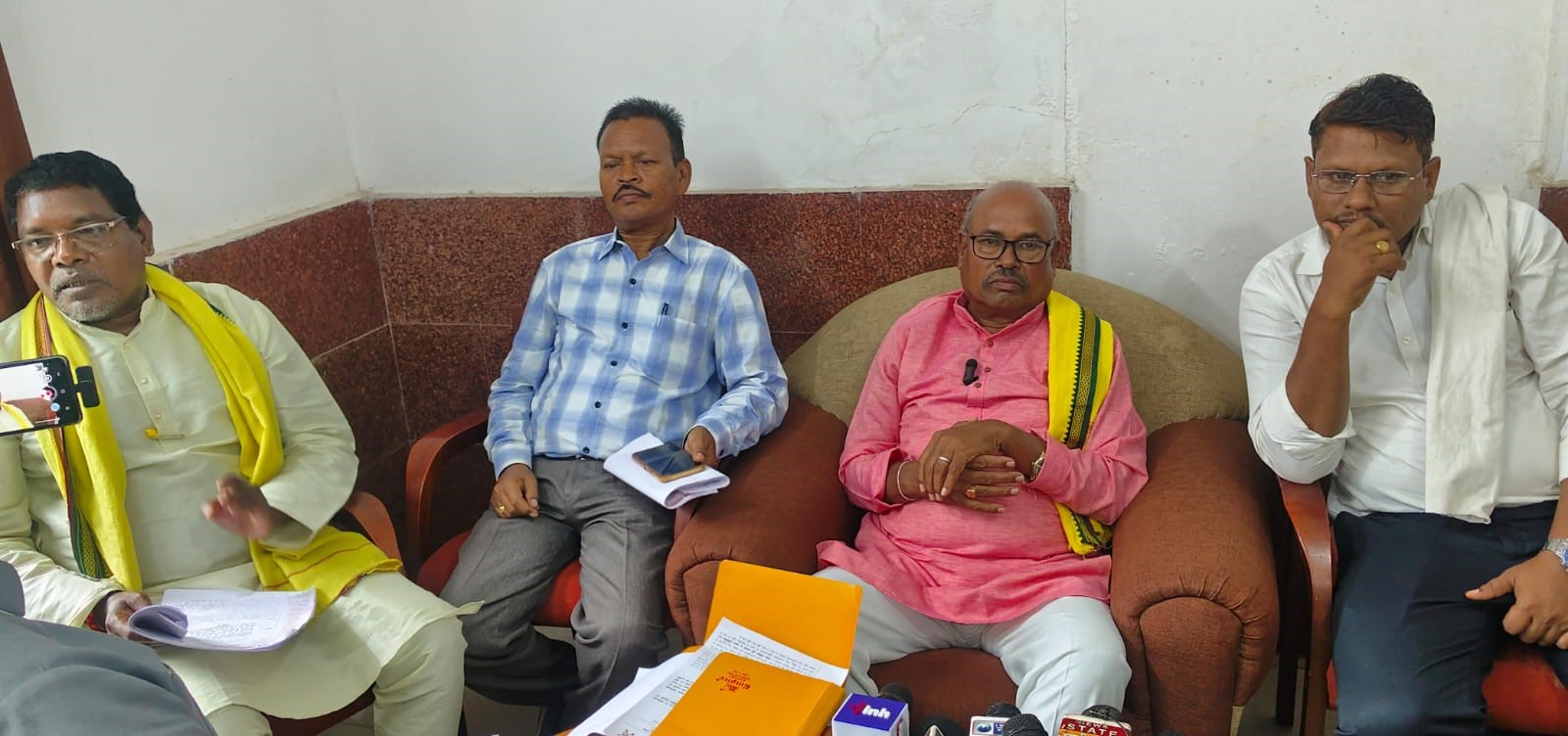 प्रेस कांफ्रेंस कराकर आरोप लगाते हुए आदिवासी समाज के पदाधिकारी। प्रेस कांफ्रेंस कराकर आरोप लगाते हुए आदिवासी समाज के पदाधिकारी।