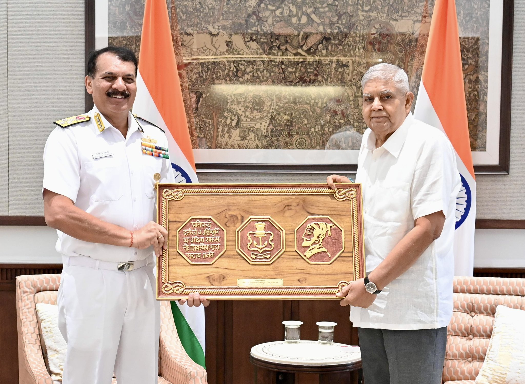 नौसेना प्रमुख एडमिरल दिनेश कुमार त्रिपाठी गुरुवार को उपराष्ट्रपति जगदीप धनखड़ से भेंट के दौरान नौसेना प्रमुख एडमिरल दिनेश कुमार त्रिपाठी गुरुवार को उपराष्ट्रपति जगदीप धनखड़ से भेंट के दौरान