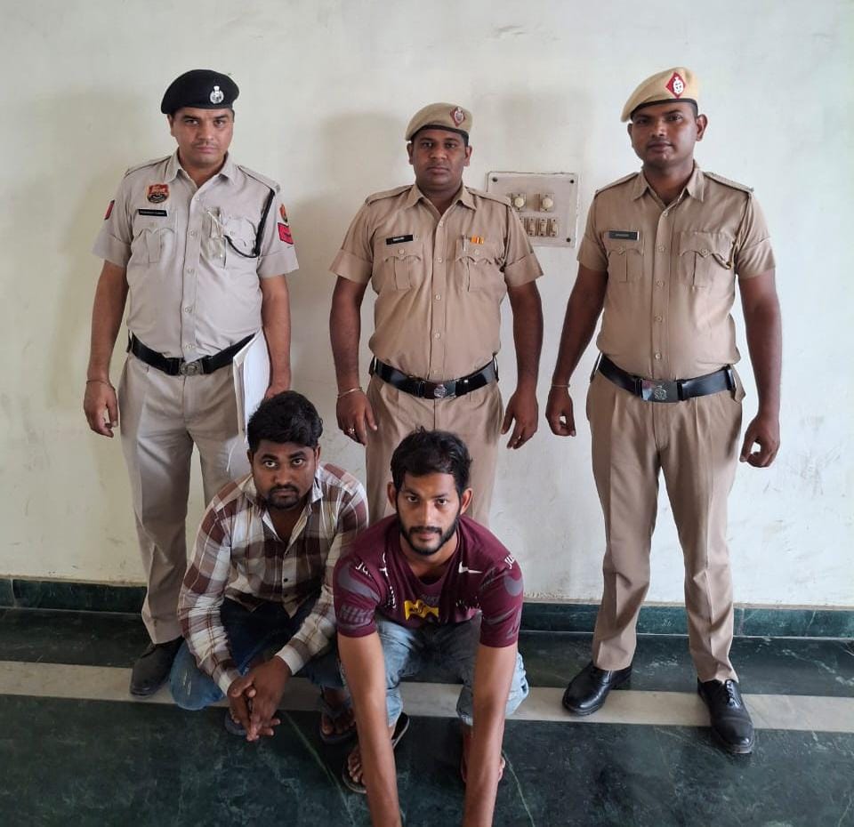 पुलिस हिरासत में आरोपी पुलिस हिरासत में आरोपी