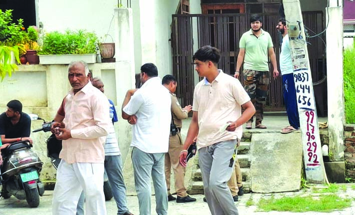 मृतक के घर के बाहर लगी भीड़ मृतक के घर के बाहर लगी भीड़