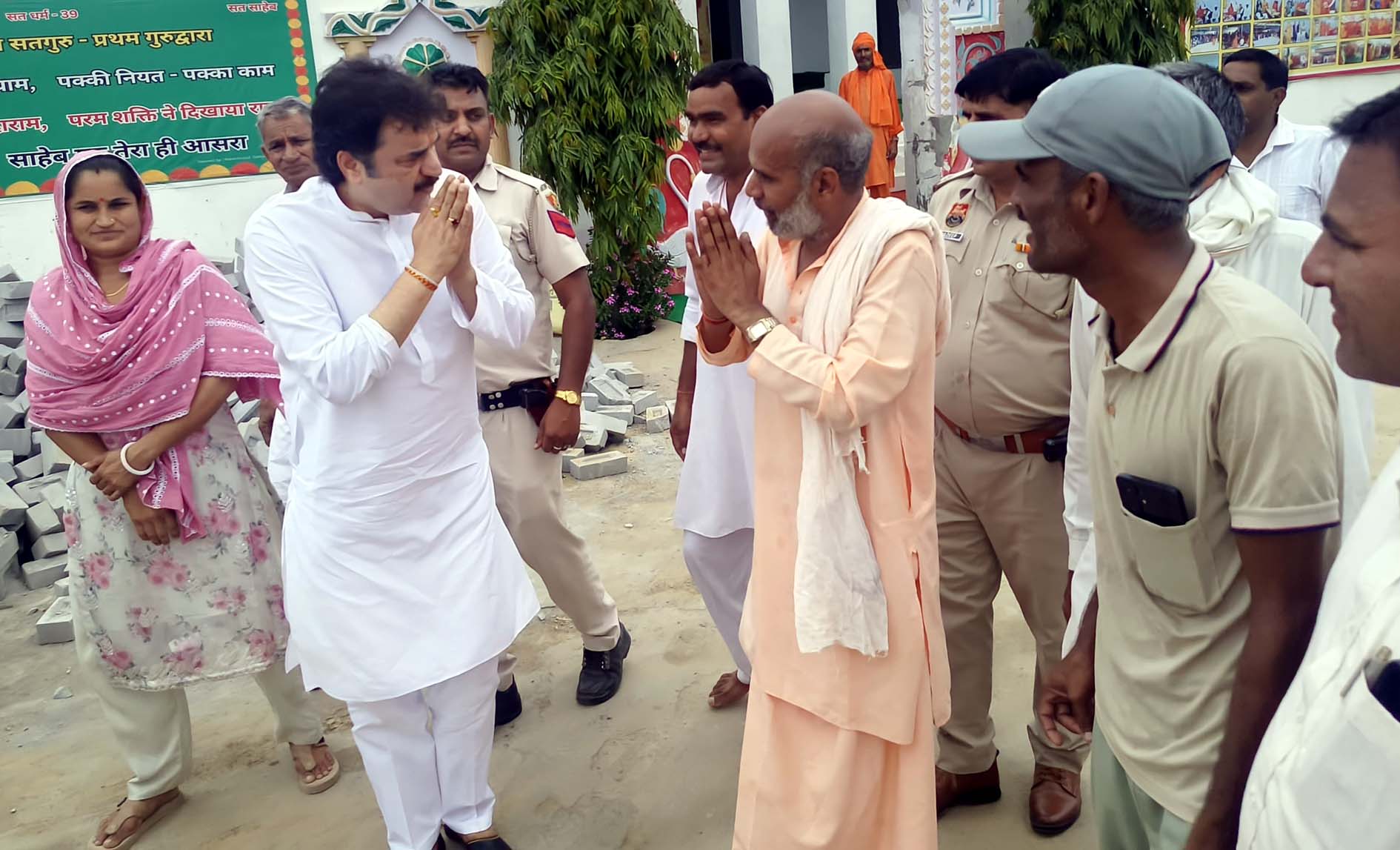 आदमपुर क्षेत्र में कार्यकर्ताओं से मिलते कुलदीप बिश्नोई। आदमपुर क्षेत्र में कार्यकर्ताओं से मिलते कुलदीप बिश्नोई।